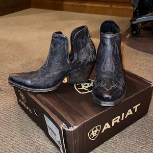 Ariat Dixon Western Boots in Naturally Distressed Black Size 8